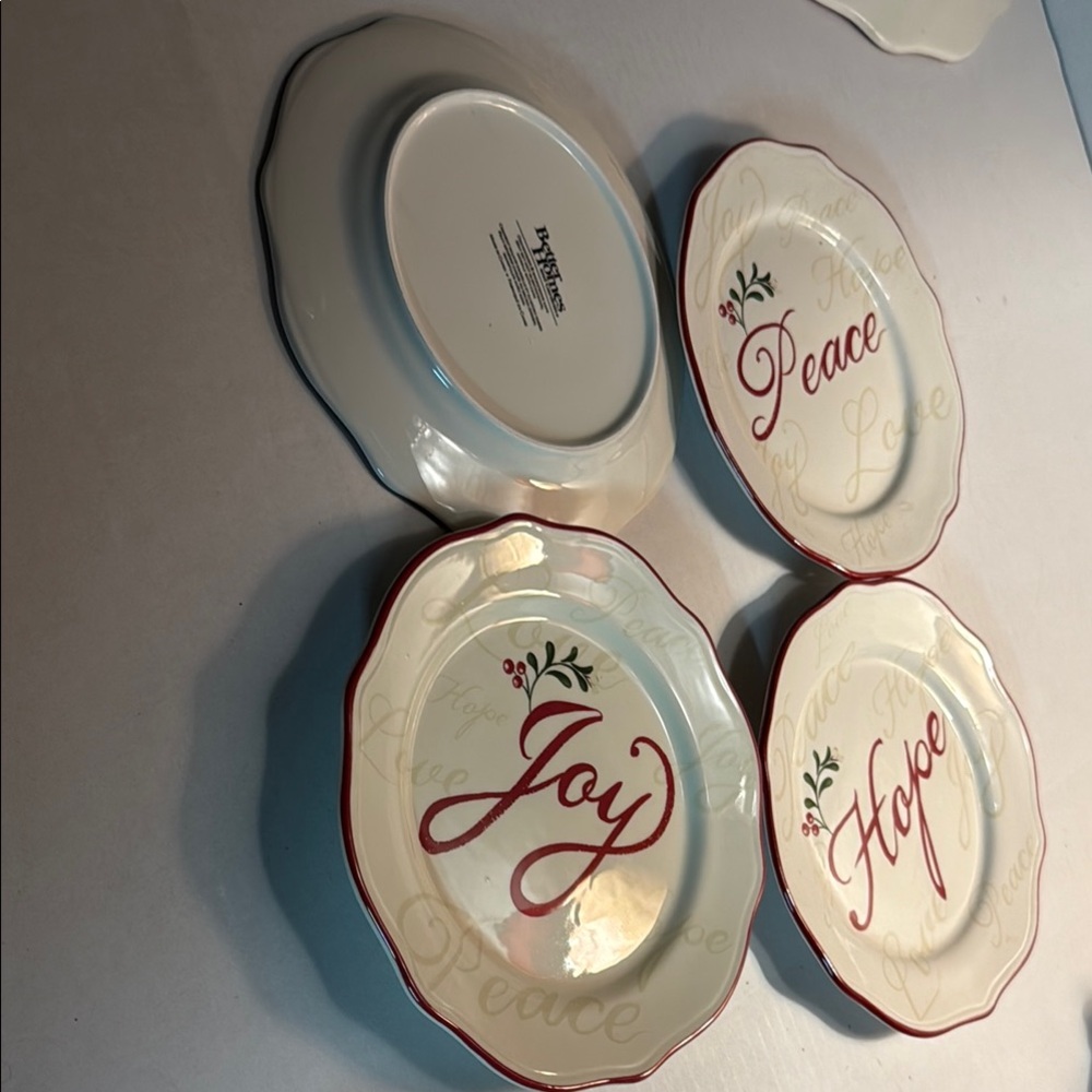 Better Home & Garden Holiday Plate Set/4- Red and Cream